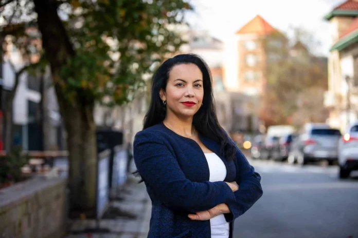 Analilia Mejía celebra victoria en primarias.