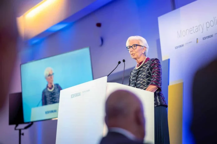 Lagarde defiende diálogo G7-China sobre yuan.