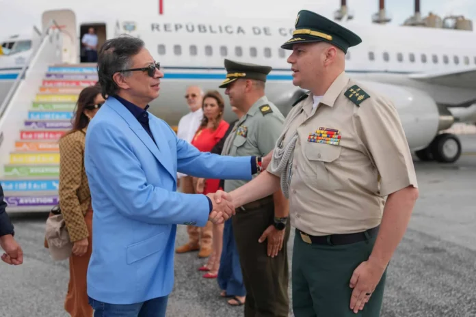 Gustavo Petro y León XIV en el Vaticano.