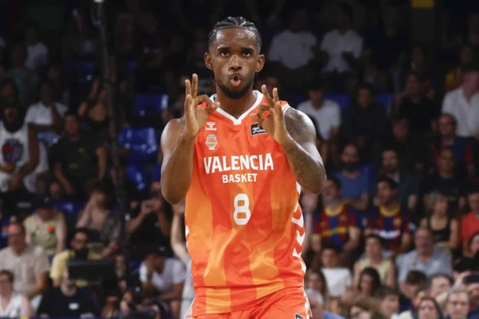 Jean Montero celebra victoria del Valencia Basket.