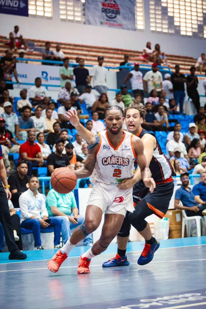 Yeison Colomé celebra su victoria en baloncesto.