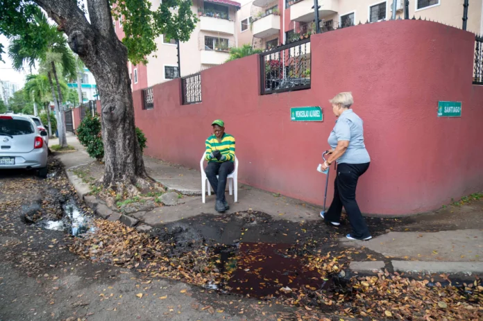 Acumulación de agua y lodo en calle.
