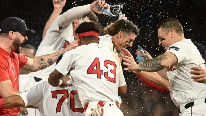 Jarren Duran celebra victoria de Medias Rojas
