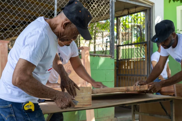 Internos de Salcedo trabajando en talleres.