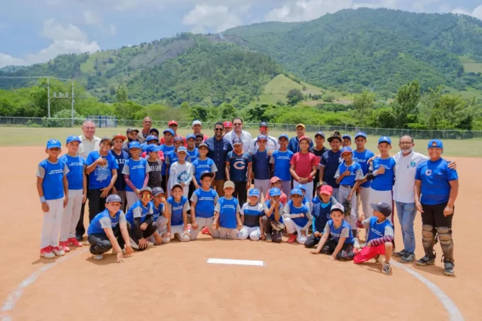 Yankees remodelan estadio en San José de Ocoa