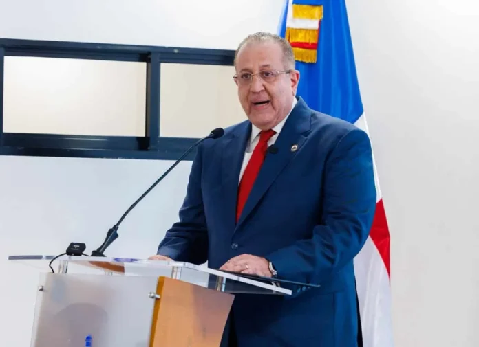 Magín Díaz alerta sobre crisis petrolera.