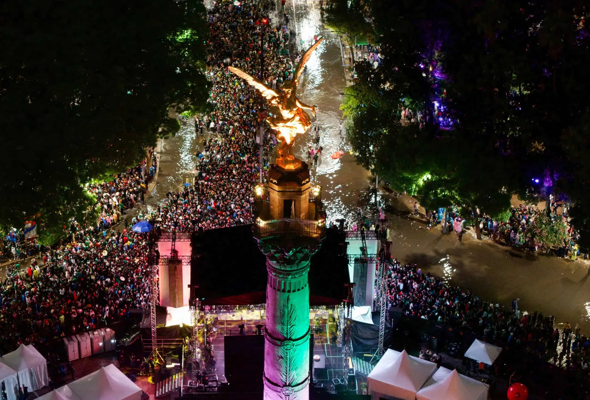 Aficionados celebran triunfo de México en calles