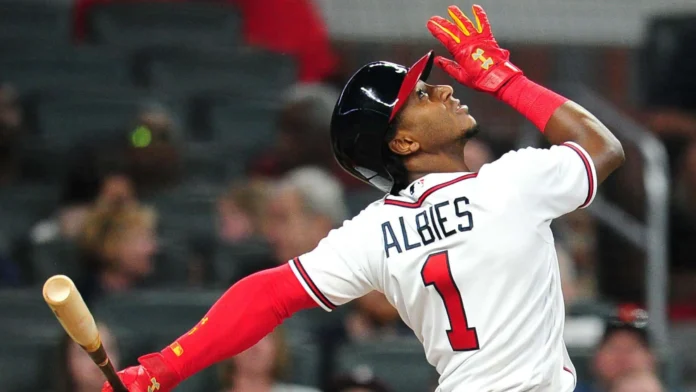 Ozzie Albies celebra victoria de los Bravos.