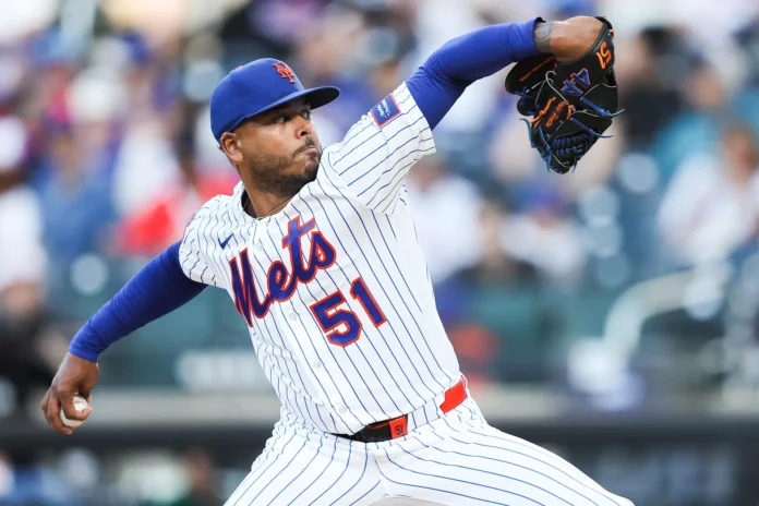 Freddy Peralta en acción durante el juego.