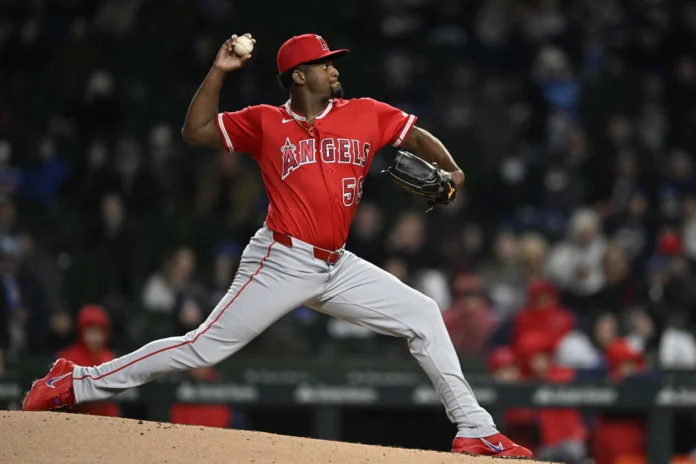 José Soriano lanza contra Rockies en casa.