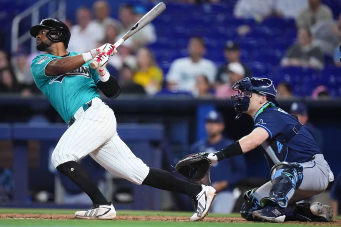 Otto López celebra su triunfo con los Marlins.