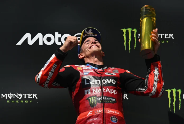 Marc Márquez celebra su victoria en Brno.