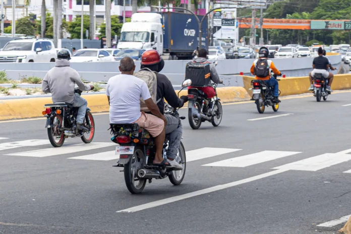 Motociclistas sin casco en Santo Domingo