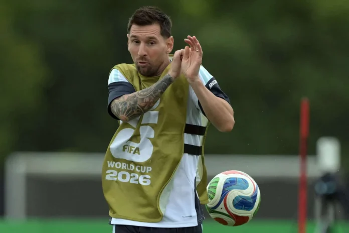 Enzo Fernández y Messi en el campo.