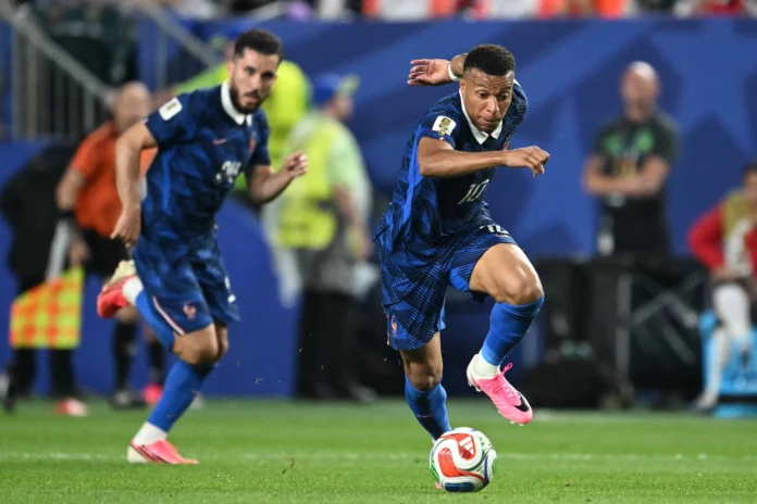 Mbappé celebra su doblete en Mundial 2023.