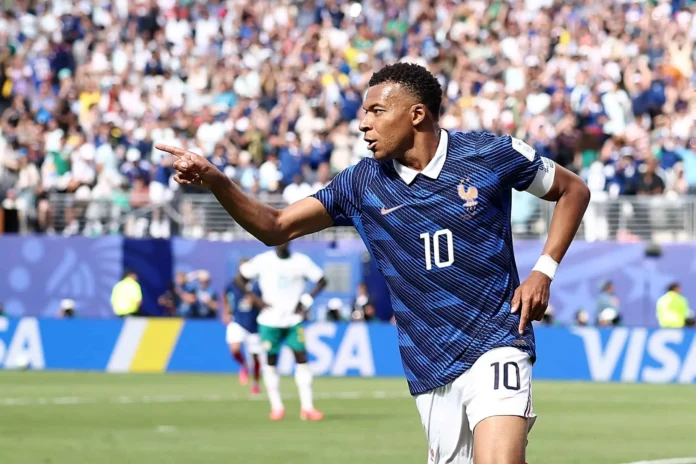 Mbappé se convierte en máximo goleador francés.