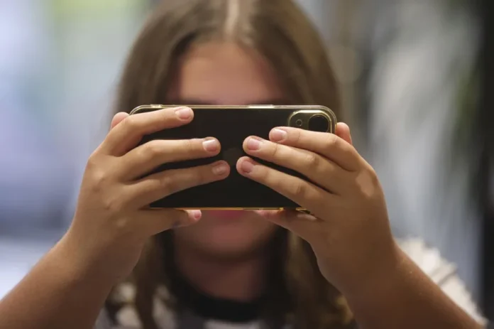 Reino Unido prohíbe redes sociales a menores
