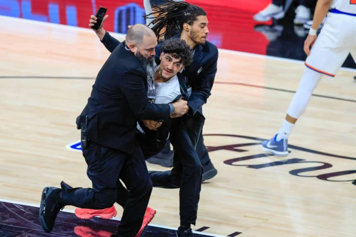 Aficionado arrestado por invadir cancha NBA.