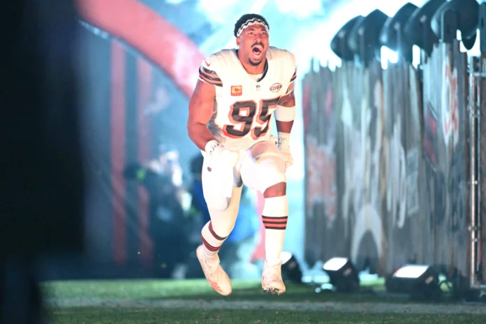 Rams fichan a Myles Garrett en la NFL.