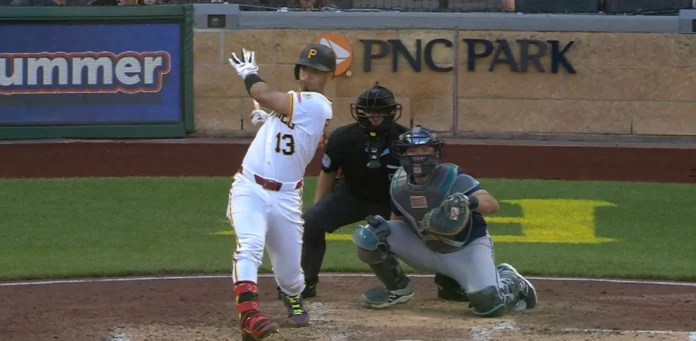 Endy Rodríguez celebra victoria de los Piratas.