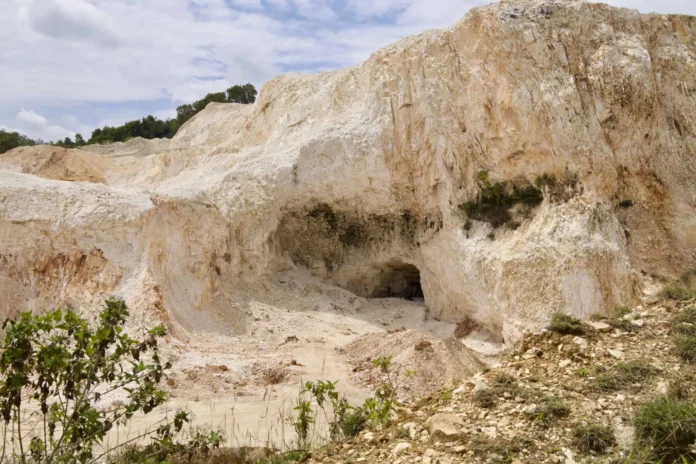 Daños ambientales en Cuevas del Pomier.