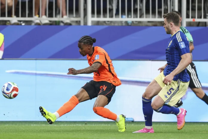 Países Bajos vence a Suecia 5-1.