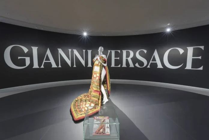 Exposición homenaje a Gianni Versace en París.