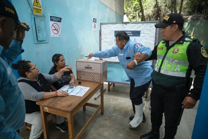 Policía de Perú defiende a agentes acusados