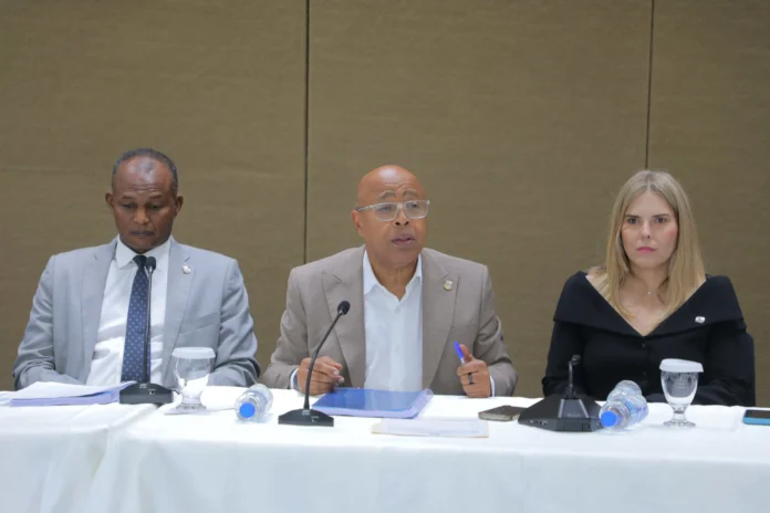 Alfredo Pacheco discute reforma de Seguridad Social.