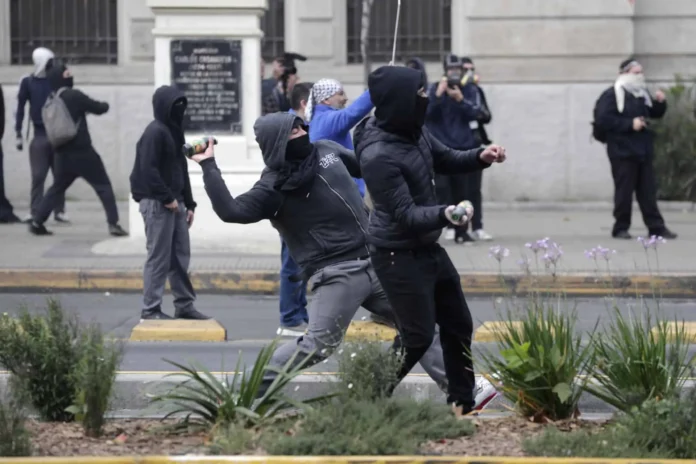 Estudiantes protestan contra recortes fiscales en Santiago.