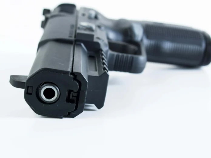 Policía ocupa pistola FN Five-seveN en Maimón.