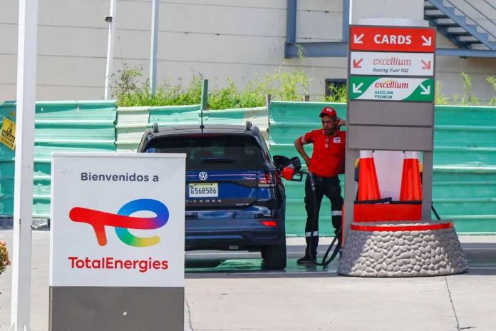 Gobierno congela precios de combustibles esenciales.