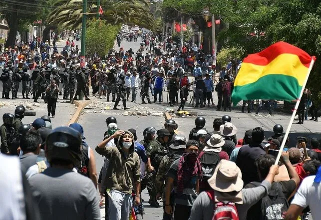 Presidente de Bolivia usa militares en protestas