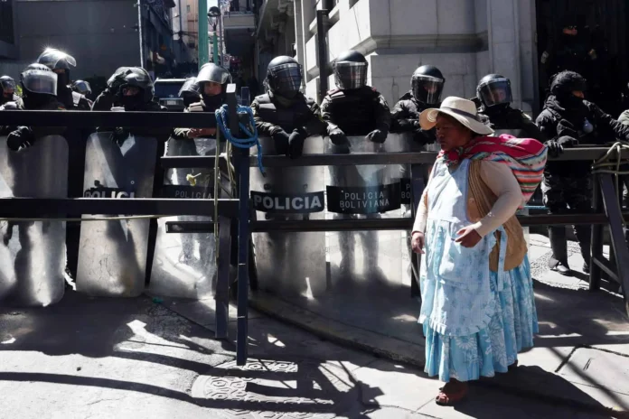 Bloqueos en Bolivia afectan atención médica urgente.