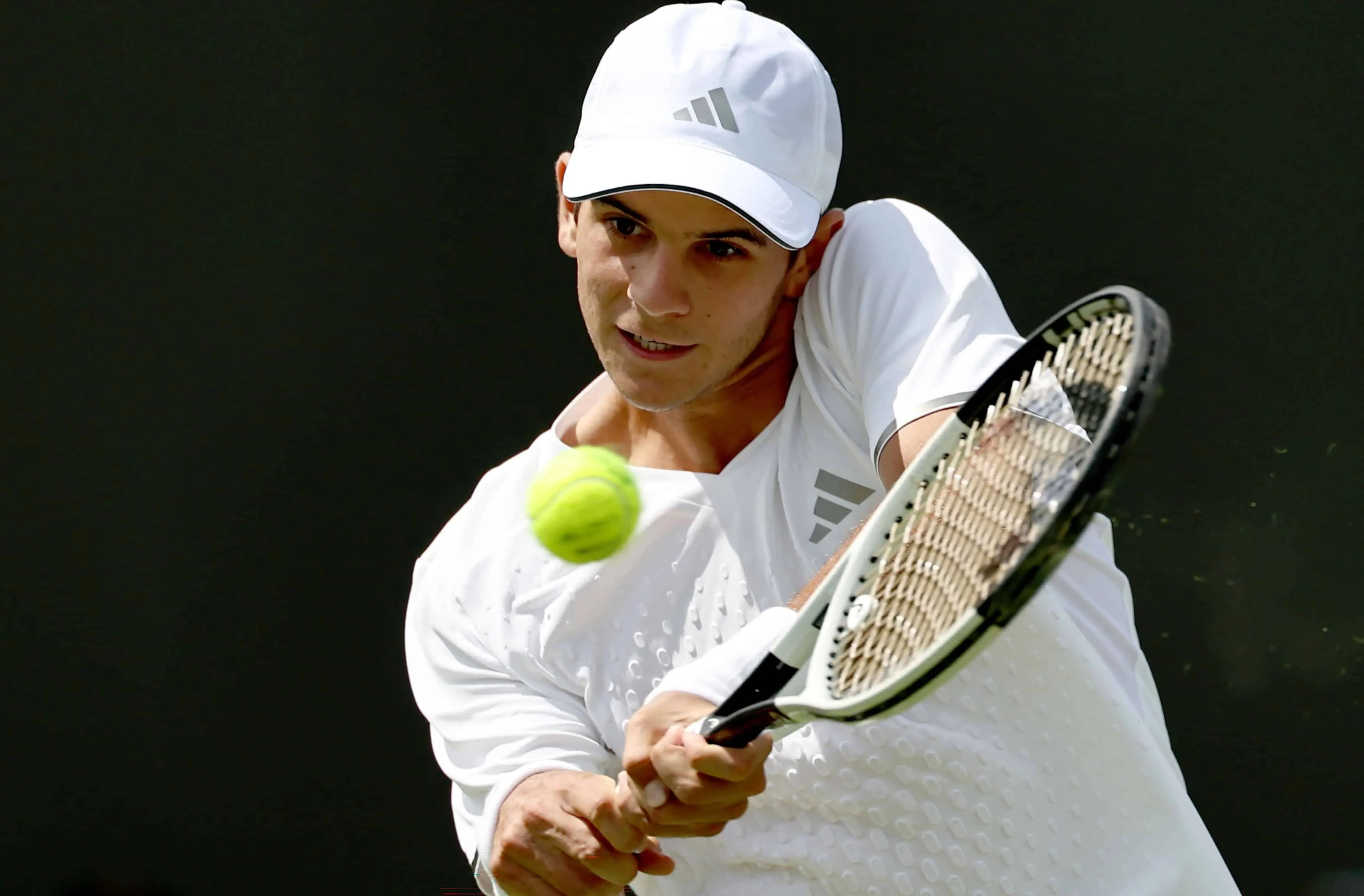 Rafael Jódar celebra su victoria en Wimbledon.