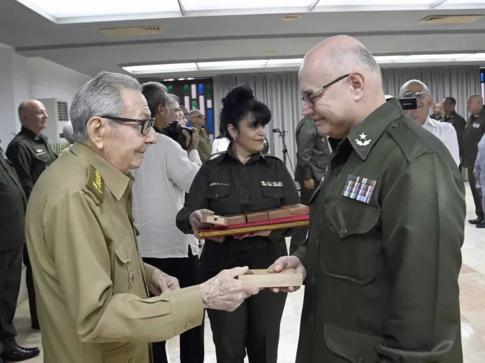 Raúl Castro en ceremonia militar en Cuba.