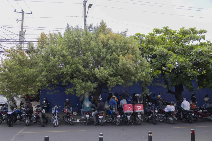Fiscalización de motociclistas en Santo Domingo.