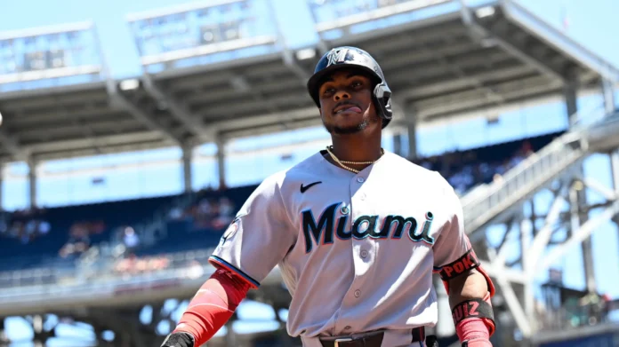 Esteury Ruiz celebra jonrón con los Marlins.