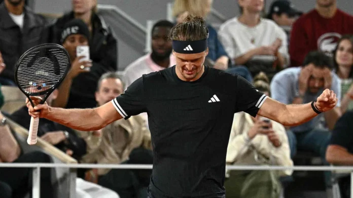 Zverev celebra su victoria en Roland Garros.