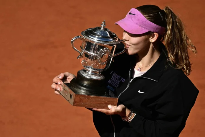 Mirra Andreeva celebra su victoria en Roland Garros.