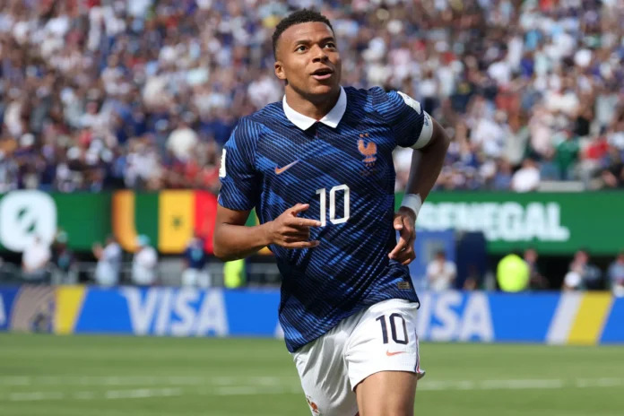 Mbappé celebra su récord goleador con Francia.