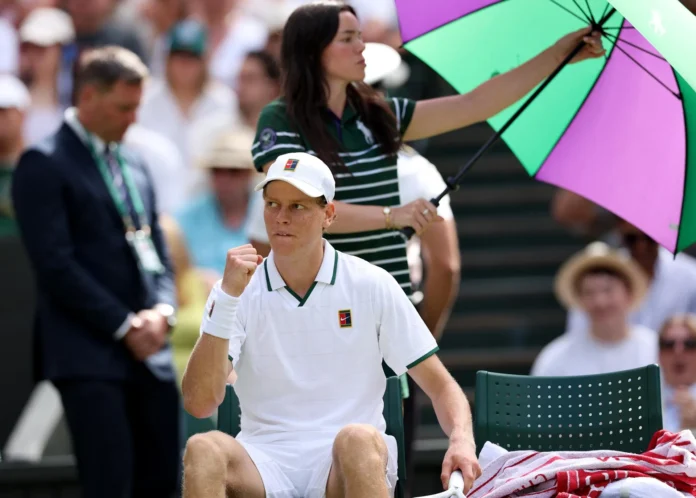 Sinner celebra victoria ajustada en Wimbledon.