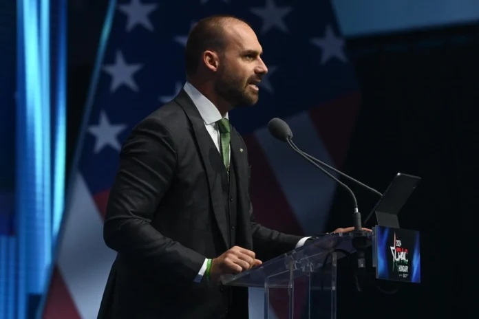 Juez pide condena a Eduardo Bolsonaro