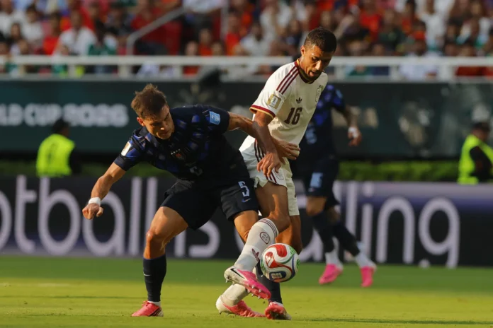 Manuel Ugarte se lesiona en partido.