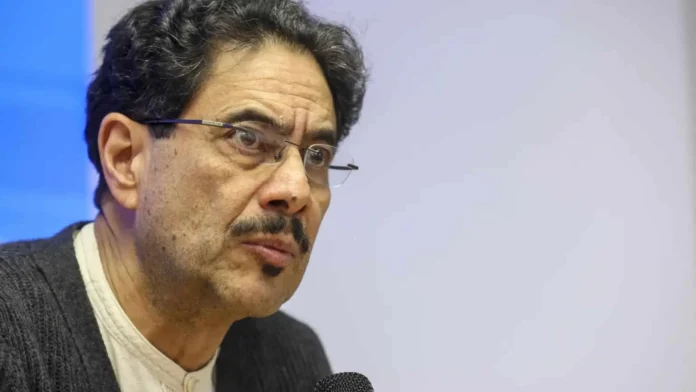 Iván Cepeda muestra certificado médico de salud.
