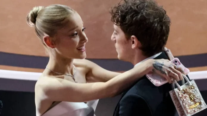 Ariana Grande y Ethan Slater rompen relación.