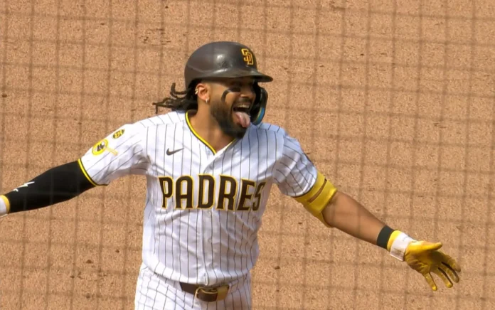 Fernando Tatis Jr. celebra su jonrón decisivo.
