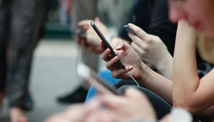 Teléfonos inteligentes y natalidad en mujeres jóvenes