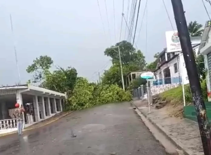 Daños por tornado en Loma de Cabrera.