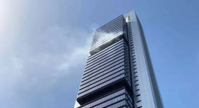 Desalojo de la torre Moeve por incendio.